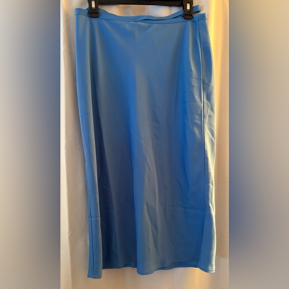 Forever 21 Women’s Light Blue Midi Slip Skirt w/Rear Zipper & Hook Clasp; Size L